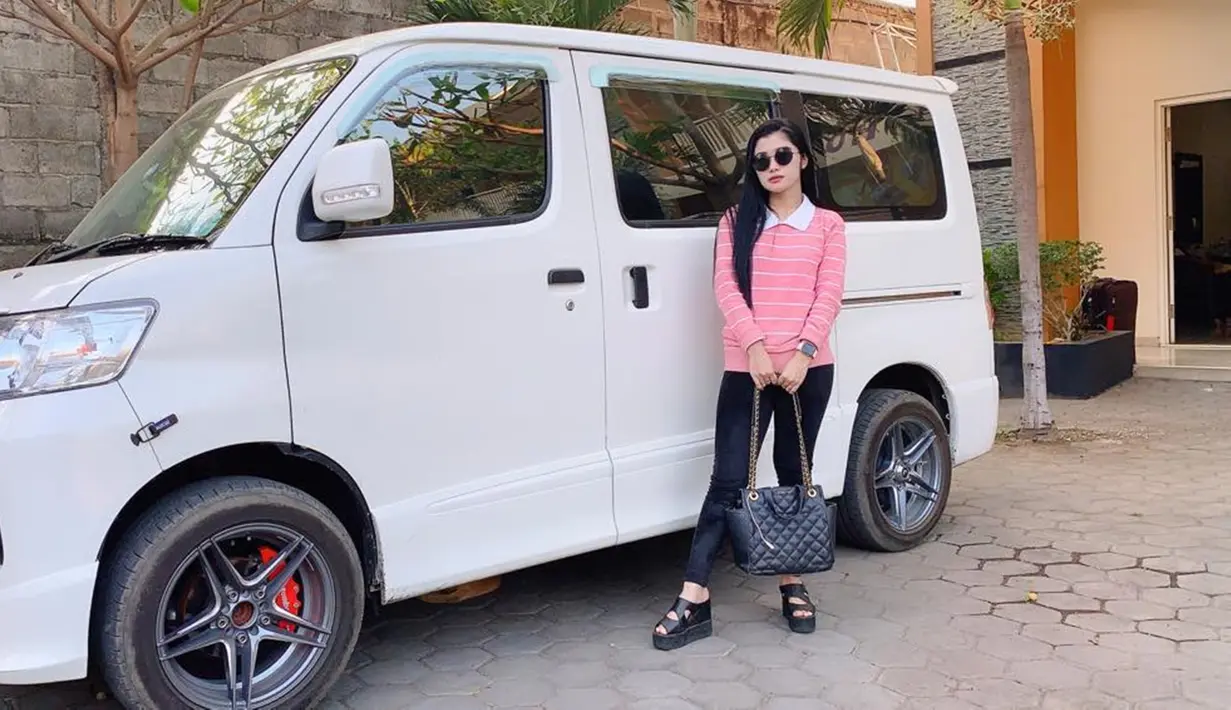Saat berpergian outfit Vivi Artika sangat nyaman dan santai. Ia memilih mengenakan baju berlengan panjang yang dipadukan dengan celana jeans hitam. Tak ketinggalan, ia juga mengenakan kacamata hitam, penampilannya pun terlihat simple dan modis.  (Liputan6.com/IG/@viviartika)
