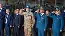 Upacara yang digelar Bandara Internasional Lebanon, Beirut, pada 26 April 2026, dipimpin langsung oleh Kepala Misi dan Komandan UNIFIL, Mayor Jenderal Diodato Abagnara. Tampak dalam foto yang diambil dan dirilis oleh Pasukan Sementara Perserikatan Bangsa-Bangsa di Lebanon (UNIFIL), menunjukkan Duta Besar Indonesia untuk Lebanon Dicky Komar (ketiga kiri), Kepala Misi dan Komandan Pasukan Mayor Jenderal Diodato Abagnara (keempat kiri) dan Menteri Pertahanan Nasional Lebanon dan Angkatan Darat Lebanon, Brigadir Jenderal Maroun Azzi (kedua kanan) memberi hormat untuk jenazah Kopral Rico Pramudia, saat upacara penghormatan di Bandara Internasional Lebanon, Beirut, pada 26 April 2026. (Haidar Fahs/UNIFIL/AFP)