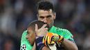 Kiper Juventus, Gianluigi Buffon, mencium striker AS Monaco, Kylian Mbappe. Sebelum dijebol Mbappe, Buffon sudah mencatatkan 600 menit tanpa kebobolan di Liga Champions. (AFP/Valery Hache)