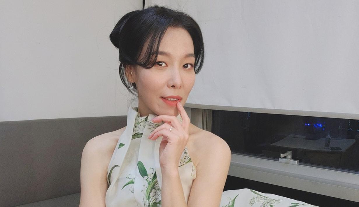 <p>Memulai debutnya pada tahun 2005 sebagai aktris teater, Cha Chung Hwa mengesankan pemirsa melalui drama Crash Landing on You, dan sejak itu ia aktif membintangi berbagai drama termasuk Mr.Queen hingga Hometown Cha-Cha-Cha. (Foto: Instagram/ glow_enter)</p>