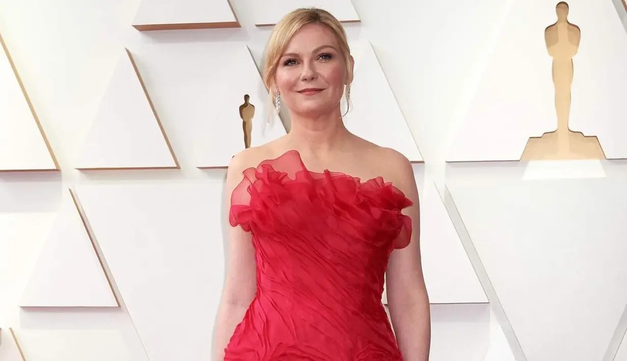 Kirsten Dunst tampil mengenakan gaun strapless merah berenda rancangan Christian Lacroix. Foto: Instagram.