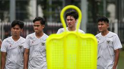 Pemain Timnas Indonesia U-20, Brandon Scheunemann (kanan kedua) bersama rekannya melakukan latihan terbuka untuk Piala Asia U-20 2023 di Lapangan C, Kompleks Stadion Utama Gelora Bung Karno (SUGBK), Jakarta, Rabu (08/02/2023). Pemain milik PSIS Semarang ini menjadi pemain termuda ketiga dalam skuad Timnas Indonesia U-20 dengan usia 17 tahun. Belum memiliki caps bersama Timnas Indonesia kelompok umur, Shin Tae-yong jatuh hati untuk memasukkannya dalam skuad Garuda Nusantara setelah aksi debutnya saat PSIS mengalahkan Arema FC 1-0 di BRI Liga 1 (21/1/2023). (Bola.com/Bagaskara Lazuardi)