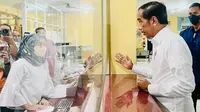 Presiden RI Joko Widodo (Jokowi) berkunjung ke RSUD Arifin Achmad di Kota Pekanbaru, Riau, Rabu (4/12/2023) untuk meninjau pelayanan JKN BPJS Kesehatan. (Dok Biro Pers Sekretariat Presiden RI)