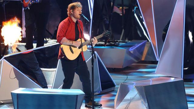 Pesona Ed Sheeran saat Berkaca Mata dan Bermain Gitar Diatas Panggung