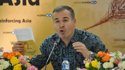 CEO Kordsa Global, Cenk Apler memberikan penjelasan saat menghadiri peresmian pabrik PT Indo Kordsa Tbk, Bogor, Selasa (6/1/2015). (Liputan6.com/Panji Diksana)