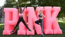 Dua model Victoria's Secret, Zuri Tibby dan Rachel Hilbert berpose saat peluncuran Sports Bra di Columbus, Ohio, (5/10). Peluncuran Sports Bra ini bertajuk Victoria's Secret PINK. (AFP Photo/Dimitrios Kambouris)