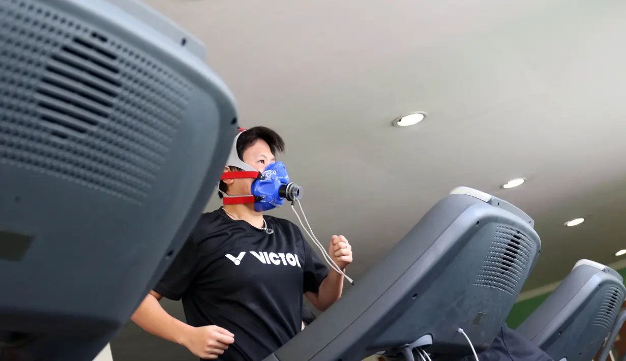 Liliyana Natsir melakukan test menggunakan Fitmate Pro untuk mengukur kadar oksigen dalam tubuh sebagai persiapan menuju Olympiade Rio De Jeneiro 2016 di Gedung PP ITKON, Satlak Prima, Jakarta, Kamis (07/01/2016). (Bola.com/Nicklas Hanoatubun)