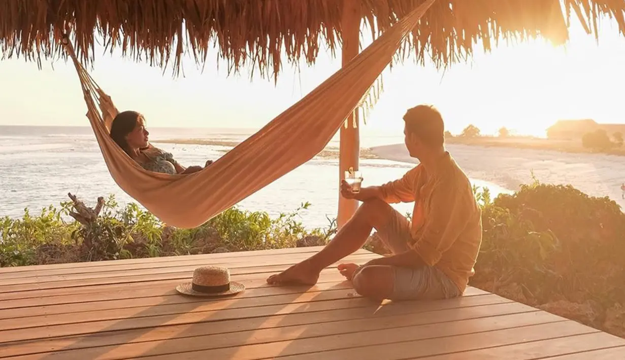 Pasangan artis Christian Sugino dan Titi Kamal sedang menikmati liburan mereka dengan menjelajahi Indonesia bagian timur. Seperti ketika mereka tengah menikmati indahnya sunset di pulau Rote ini. (Liputan6.com/titi_kamall)