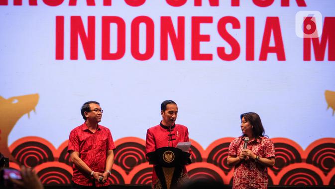 Presiden Joko Widodo (tengah) berbincang bersama peraih medali emas pada Olimpiade 1992, Susi Susanti (kanan) saat Perayaan Imlek Nasional 2020 di ICE BSD Tangerang Selatan, Kamis (30/1/2020). Perayaan Imlek Nasional 2020 mengangkat tema 