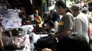 Warga berbelanja kebutuhan sekolah di Pasar Jatinegara, Jakarta, Minggu (5/1/2020). Jelang hari pertama belajar di semester baru, warga terdampak banjir di Kampung Melayu dan sekitarnya terpaksa membeli seragam baru untuk anaknya akibat banjir yang merendam rumah mereka. (merdeka.com/Iqbal Nugroho)