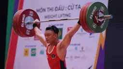 Tampil di urutan terakhir, Rahmat Erwin Abdullah mampu mencatat angkatan terbaik untuk angkatan snatch seberat 155 kg, unggul jauh dari pesaingnya di urutan kedua lifter asal Malaysia, Muhammad Erry Hidayat dengan 143 kg. (Bola.com/Ikhwan Yanuar)