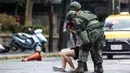 Dilaporkan, tiga orang tewas, sejumlah jalan tergenang banjir, dan menimbulkan kemacetan lalu lintas. (I-Hwa CHENG/AFP)