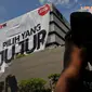 Satu hari jelang pelaksanaan pemilu, KPK memasang banner raksasa bertuliskan "Pilih Yang Jujur" di gedung KPK, Jakarta, Selasa (8/4/14) (Liputan6.com/Johan Tallo)