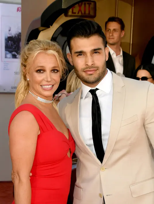 Penyanyi pop, Britney Spears dan sang pacar, Sam Asghari menghadiri premier film "Once Upon a Time in Hollywood" di TCL Chinese Theatre, 22 Juli 2019. Pasangan yang terpaut usia 12 tahun itu bahkan dengan senang hati berpose di karpet merah dan berbagi ciuman mesra. (Kevin Winter/Getty Images/AFP)