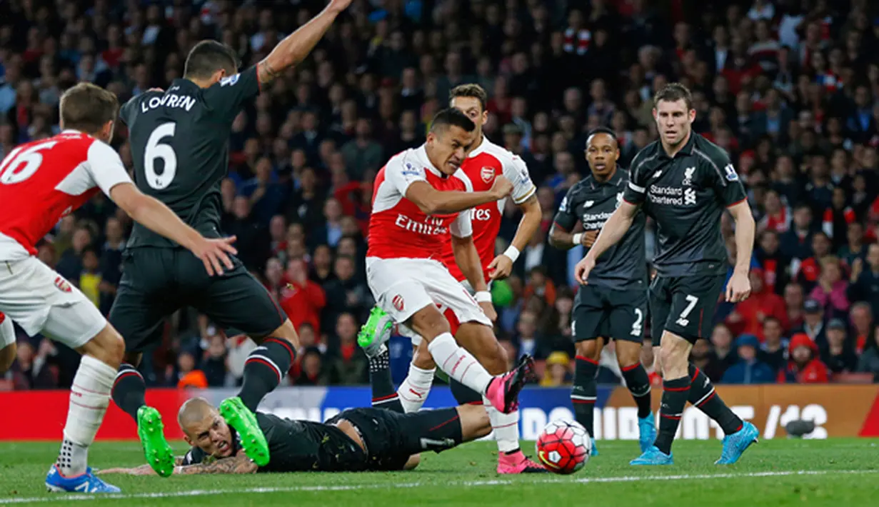 Penyerang Arsenal, Alexis Sanchez berusaha menendang bola ke arah gawang Liverpool dalam pertandingan Liga Primer Inggris di Stadion Emirates, Inggris, (24/8/2015). Kedua tim bermain imbang dengan skor 0-0. (Reuters/Eddie Keogh)