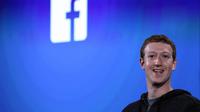 Tawa Mark Zuckerberg sebelum dirundung masalah pencurian data pengguna Facebook. (AFP/JUSTIN SILLIVAN)
