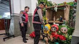 Sterilisasi area juga dilakukan oleh Unit K9 Ditsamapta Polda Jawa Timur yang melibatkan anjing pelacak dengan kemampuan mendeteksi bahan peledak. Tampak dalam foto, anjing pelacak dari Unit K9 Ditsamapta Polda Jawa Timur saat melakukan pemeriksaan di Gereja Katedral Hati Kudus Yesus, yang dikenal secara lokal sebagai gereja "Hati Kudus Yesus", Surabaya, Jawa Timur pada Rabu 24 Desember 2025. (JUNI KRISWANTO/AFP)