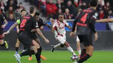 Pemain Olympiacos Gelson Martins (tengah) berebut bola dengan pemain Bayer Leverkusen Edmond Tapsoba pada laga leg kedua play-off Liga Champions antara Bayer Leverkusen vs Olympiacos di Leverkusen, Jerman, Selasa, 24 Februari 2026. (Rolf Vennenbernd/dpa via AP)