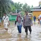Kapolres Kampar AKBP Ronald Sumaja meninjau lokasi tempat pemungutan suara yang terendam banjir. (Liputan6.com/M Syukur)