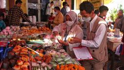 BPOM DKI Jakarta melakukan pemeriksaan sampel makanan dan minuman takjil yang dijual pedagang untuk mengantisipasi adanya bahan-bahan berbahaya. (Liputan6.com/Angga Yuniar)