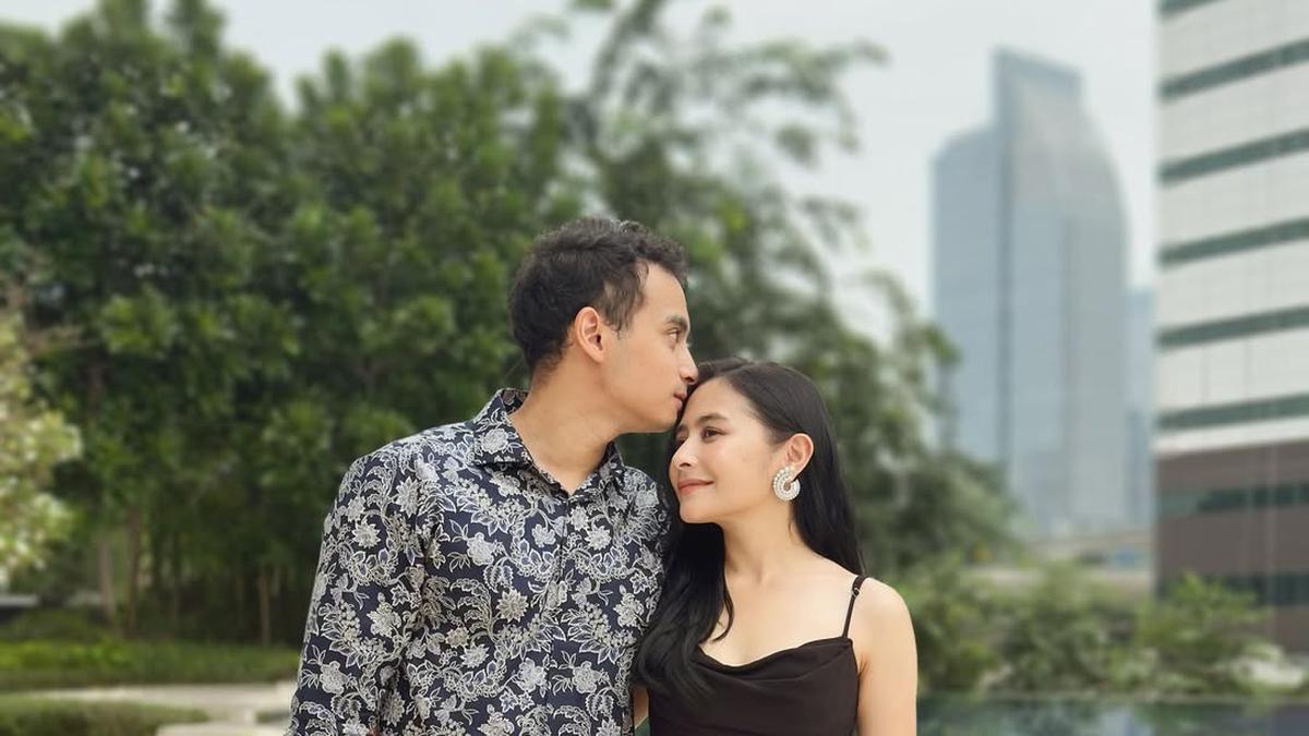 Elegan Serba Hitam, 6 Gaya Kondangan Prilly Latuconsina dan Omara Esteghlal Bisa Jadi Inspirasi Pasangan