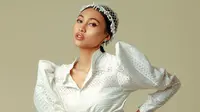 Novia Bachmid kerap mendapatkan julukan sebagai 'Beyonce Indonesia'. Pasalnya, selain memiliki suara yang merdu, ia juga memiliki penampilan memesona dengan kulitnya yang cokelat eksotis. Apalagi saat mengenakan busana putih, Novia tampil makin menawan.(Liputan6.com/IG/@noviabachmid)