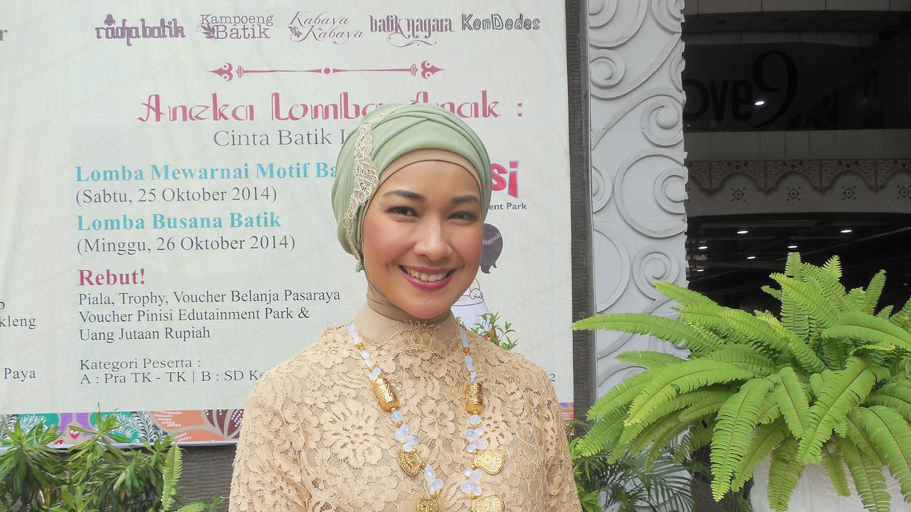 Kain Largo Bikin Alya Rohali Jatuh Cinta Pada Batik