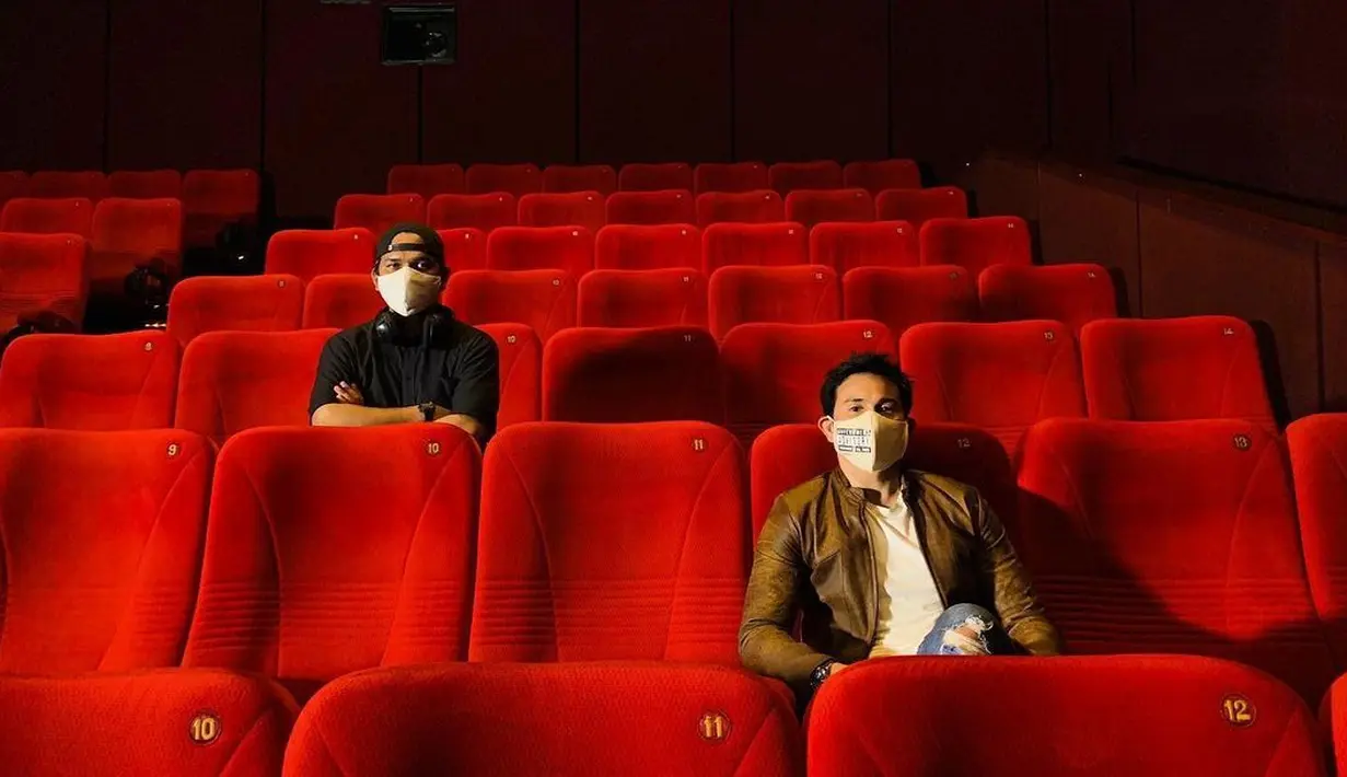 "Mudah-mudahan ketika masyarakat semuanya udah dapat vaksin, lebih pede lagi untuk menuhin bioskop, nonton film Indonesia lagi. Jadi film indonesia bisa bangkit lagi," harapnya. (Instagram/vinogbastian__)