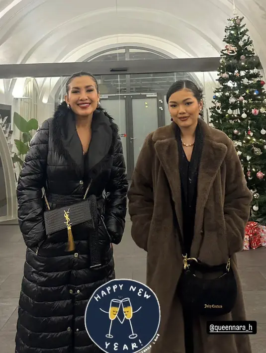 Di Prague, Liza Natalia mengenakan puffer jaket hitam panjang serasi dengan tas YSL. Putrinya mengenakan coat coklat dipadukan inner hitam serasi dengan sling bagnya.  [@lizanataliaofficial]