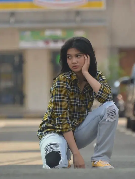 Seperti potret ini, padanan plaid shirt dengan ripped jeans membuat looknya terlihat tomboi. @amaninaafiqah.