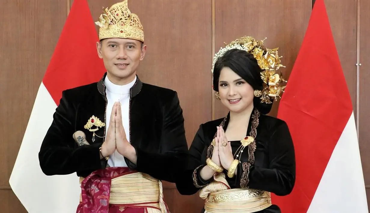 Annisa Pohan dan Agus Yudhoyono mengikuti upacara kemerdekaan RI di kediamam mereka. Meski tidak hadir ke Istana Negara, namun keduanya tetap berdandan dengan saksama. Mereka tampil serasi dalam balutan busana adat Bali.(Liputan6.com/IG/@annisayudhoyono)