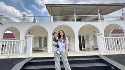 Di Bogor, Nathalie yang turut mengajak buah hatinya ini seru mengunjungi Puncak, dan menginap di sebuah villa mewah yang populer di kalangan artis. Kebersamaan keduanya ini banyak diabadikan dalam media sosial Instagram. (Liputan6.com/IG/@nathalieholscher)