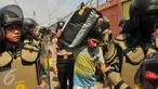 Petugas Satpol PP dan anggota Kepolisian saat menjaga evakuasi warga Tanah Tinggi, Tangerang, Selasa, (14/3). Pemprov Kota Tangerang membongkar rumah warga Tanah Tinggi karena tak memiliki surat ijin tinggal yang resmi. (Liputan6.com/Faisal R Syam)
