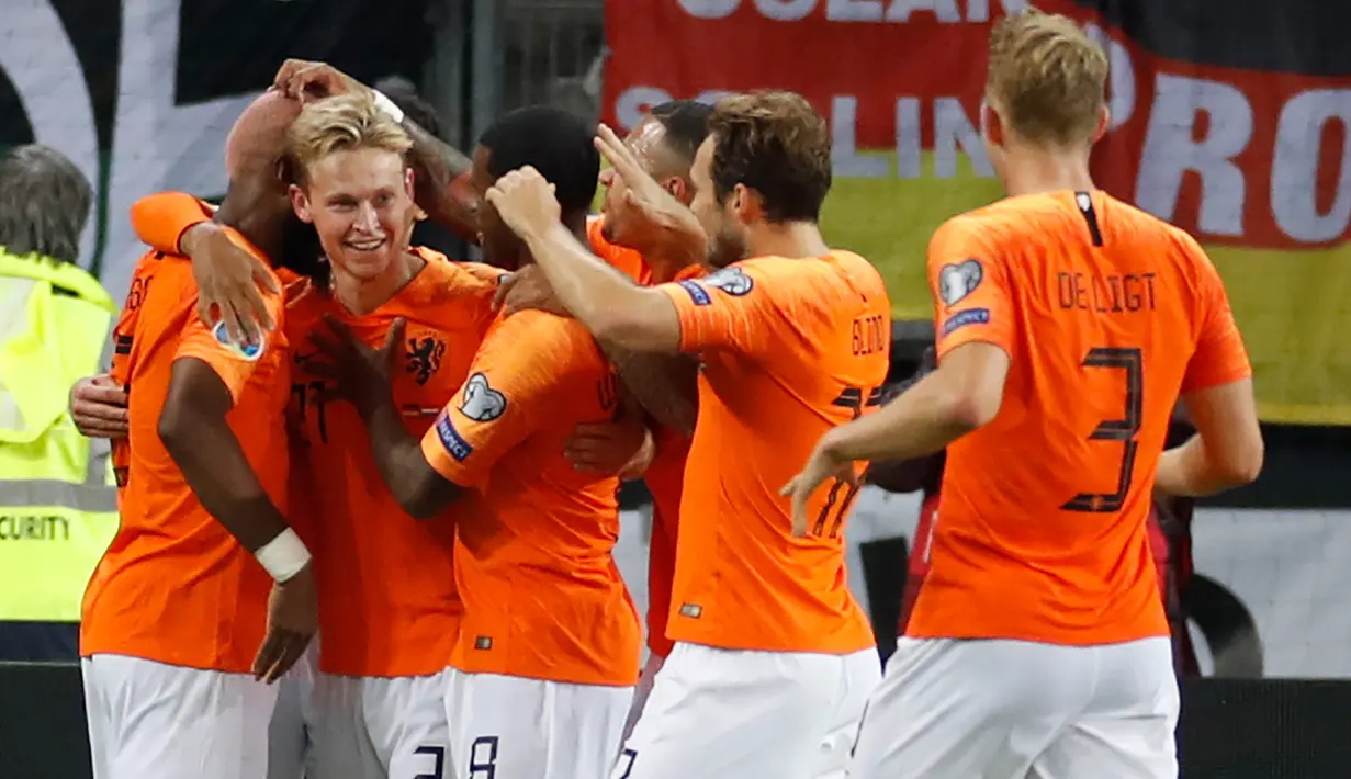 Gelandang Belanda, Frenkie De Jong (kedua kiri) berselebrasi bersama rekannya usai mencetak gol ke gawang Jerman pada pertandingan grup C  kualifikasi Euro 2020 di Hamburg, Jerman (6/9/2019). Belanda menang telak 4-2 atas Jerman. (AFP Photo/Odd Andersen)