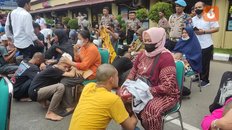 Tangis puluhan anggota geng motor di Makassar di kaki orangtua mereka (Liputan6.com/Fauzan)