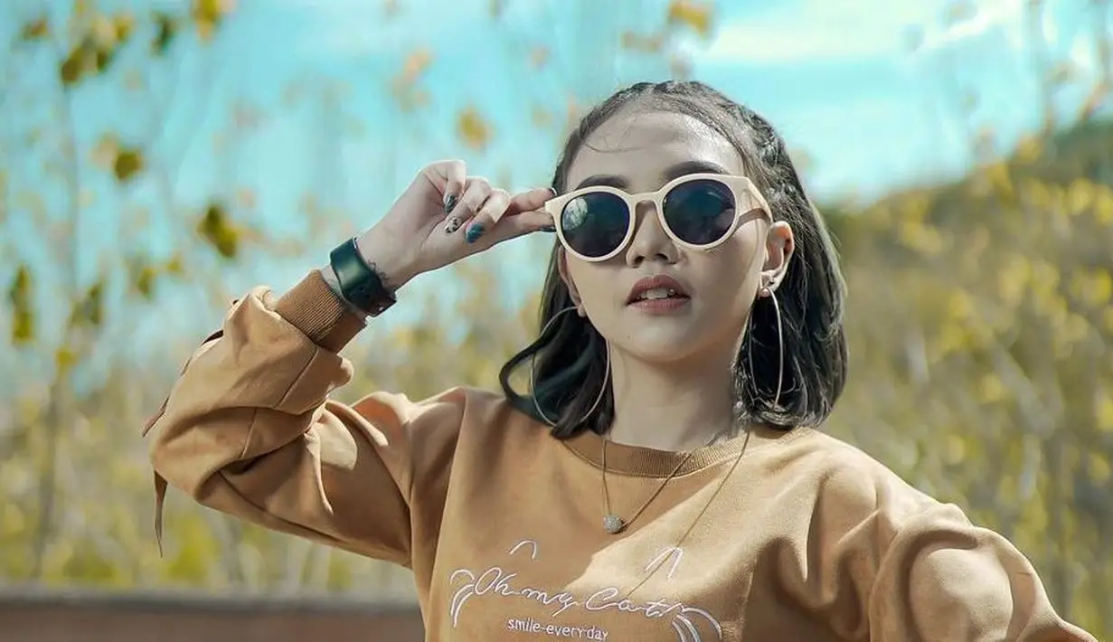 Gayanya sehari-hari sangat modis dan kekinian. Dengan kacamata hitam dan outfit santai, Syahiba Saufa bergaya begitu memesona. (Liputan6.com/IG/@syahiba_saufa).