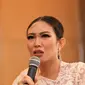 "Misal suami lagi keluar rumah ke luar kota atau ke luar negeri, aku pengin ini dong. Lalu kirimin foto sepatu alasannya aku gak bisa nih pakai sepatu hak, minta sepatu flat," ujar Ayu. (Adrian Putra/Bintang.com)