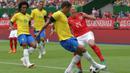 Bek Brasil, Thiago Silva, berusaha merebut bola saat melawan Austria pada laga persahabatan di Stadion Ernst Happel, Wina, Minggu (10/6/2018). Austria kalah 0-3 dari Brasil. (Bola.com/Reza Khomaini)