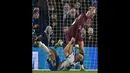 Pemain Manchester City, Erling Haaland (atas) saling menarik jersey saat bersitegang dengan pemain Brighton, Paul Van Hecke pada laga lanjutan Liga Inggris 2024/2025 yang berlangsung di American Express Community Stadium, Brighton, Inggris, Minggu (10/11/2024) WIB. (AFP/Glyn Kirk)