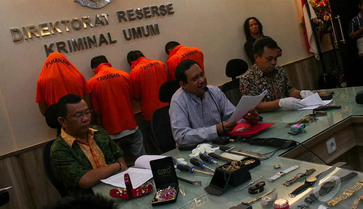 Kabid Humas Polda Metro Jaya KBP Rikwanto saat rilis tindak pencurian dengan kekerasan di Dirkrimum Polda Metro Jaya, Jakarta, (3/10/14). (Liputan6.com/Faizal Fanani)