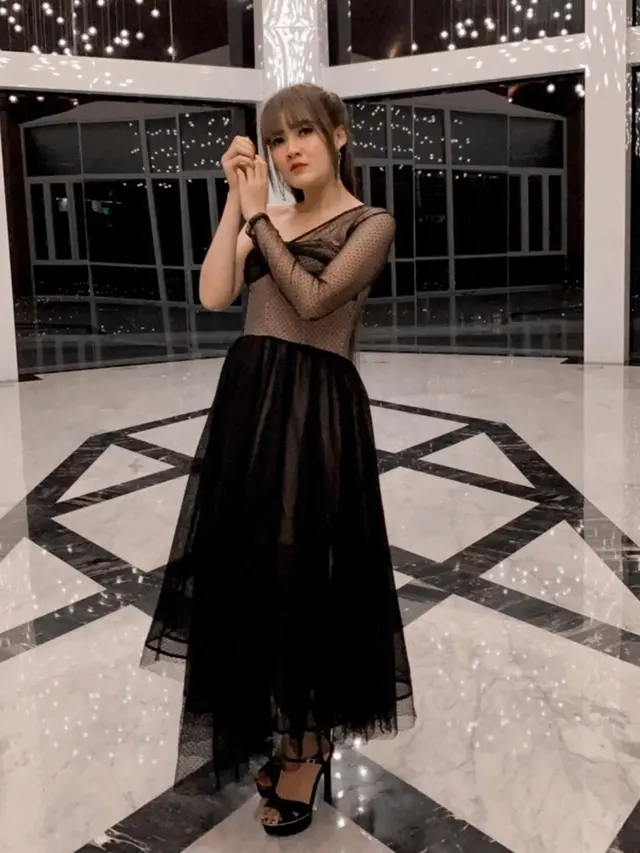 6 Potret Nella Kharisma Saat Pakai Dress simpel, Curi Perhatian