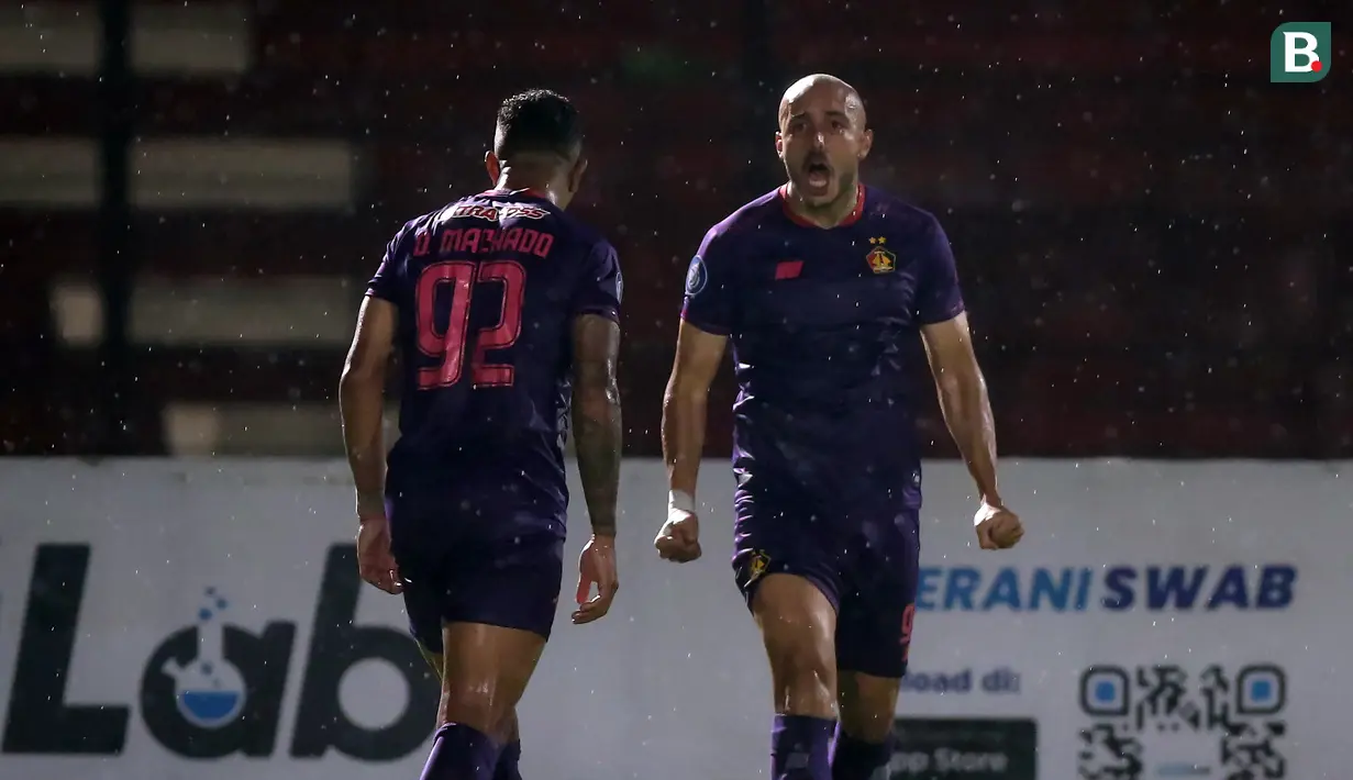 Gawang Arema FC malah kebobolan lebih dahulu pada menit ke-31 lewat kerjasama Tinga alias Dionatan Machadho yang melepas umpan terobosan menggiurkan kepada Youssef Ezzejjari. (Bola.com/Bagaskara Lazuardi)