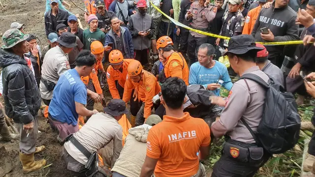 Evakuasi jasad korban longsor di Kintamani, Bali. (Dok. Istimewa)