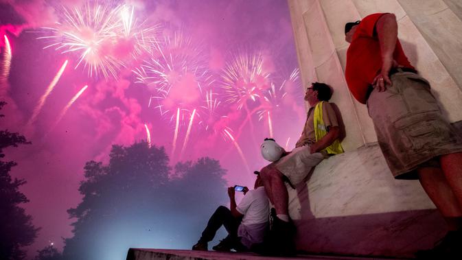 Kembang api terlihat dari Lincoln Memorial  di atas Sungai Potomac pada perayaan Hari Kemerdekaan Amerika Serikat atau dikenal sebagai Fourth of July di Washington, Kamis (4/7/2019). Jutaan warga AS di seluruh dunia biasanya menggelar pesta besar untuk merayakan tanggal ini. (AP Photo/Andrew Harnik)