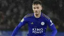 Gelandang Leicester City, James Maddison menggiring bola saat bertanding melawan Aston Villa pada pertandingan leg pertama semifinal Piala Liga Inggris di King Power Stadium, Leicester, Kamis (9/1/2020). Leicester bermain imbang 1-1 atas Aston Villa. (AP Photo / Rui Vieira)