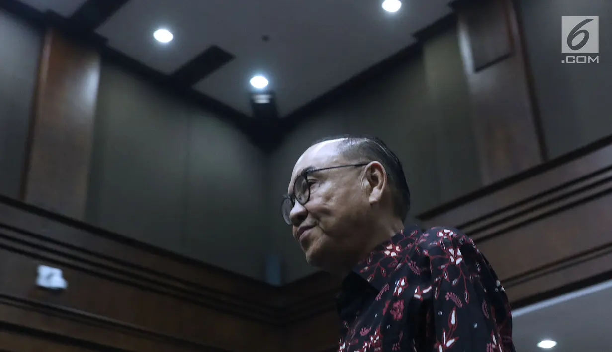 Terdakwa dugaan suap pembangunan PLTU Riau-1, Johannes Budisutrisno Kotjo bersiap meninggalkan ruangan saat jeda sidang lanjutan di Pengadilan Tipikor, Jakarta, Kamis (15/11). Sidang mendengarketerangan terdakwa. (Liputan6.com/Helmi Fithriansyah)
