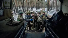 Petugas medis militer membantu tentara yang terluka ke dalam kendaraan evakuasi dekat Kremenna di wilayah Luhansk, Ukraina, 16 Januari 2023. Hingga saat ini pejabat Ukraina menolak untuk mengonfirmasi jumlah korban dalam perangnya dengan Rusia, setelah ketua Komisi Uni Eropa pada akhir November 2022 lalu memperkirakan bahwa "lebih dari 20.000 warga sipil dan 100.000 tentara Ukraina telah tewas di Ukraina hingga saat ini." (AP Photo/LIBKOS)