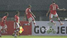 Aksi dua pemain Persija Jakarta, Wllian Pachecho dan Bruno Lopes merayakan gol saat melawan Perseru Serui pada laga Liga 1 2017 di Stadion Patriot, Bekasi, Selasa (13/6/2017). Persija menang 3-0. (Bola.com/Nicklas Hanoatubun)