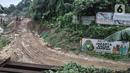 Aktivitas pekerja saat menyelesaikan proyek pembangunan saringan sampah Kali Ciliwung segmen Jalan TB Simatupang, Jakarta, Minggu (12/2/2023). Diketahui, total lahan yang belum dibebaskan di area saringan sampah TB Simatupang seluas 3.197 meter persegi yang dimiliki oleh 3 pihak. Total anggaran yang disiapkan untuk membebaskan lahan sebesar Rp24 miliar. (merdeka.com/Iqbal S Nugroho)
