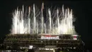 Upacara pembukaan Olimpiade Tokyo 2020 dibuka dengan kemegahan kembang api yang meletup melalui atap Stadion nasional Jepang. (Foto: AP/Shuji Kajiyama)